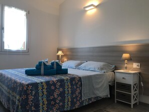 2 عدّة غرف نوم وواي فاي وملاءات أسرّة