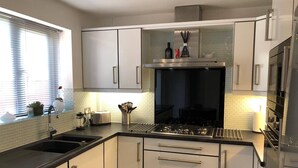 Coffee/tea maker, fridge, microwave, oven - Pinewood #Edwinstowe #Heart of Sherwood Forest (Edwinstowe)