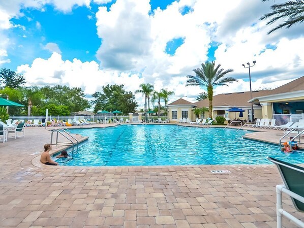 A heated pool - Cozy, Modern Condo, Communal Pool, Close To Disney (Kissimmee)