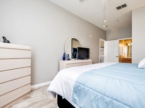 3 bedrooms, WiFi, bed sheets - Cozy, Modern Condo, Communal Pool, Close To Disney (Kissimmee)