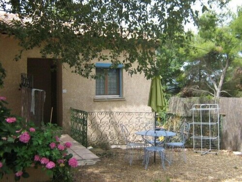 Small, simple apartment in the heart of the Luberon countryside.