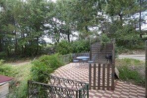 Outdoor dining - Small, simple apartment in the heart of the Luberon countryside. (Bonnieux)