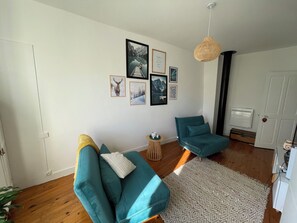 Télévision, cheminée, table de tennis de table