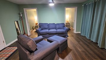 Panoramic-Suite, 2 Schlafzimmer, Meerblick, Meerseite | Hochwertige Bettwaren, Pillowtop-Betten, individuell dekoriert