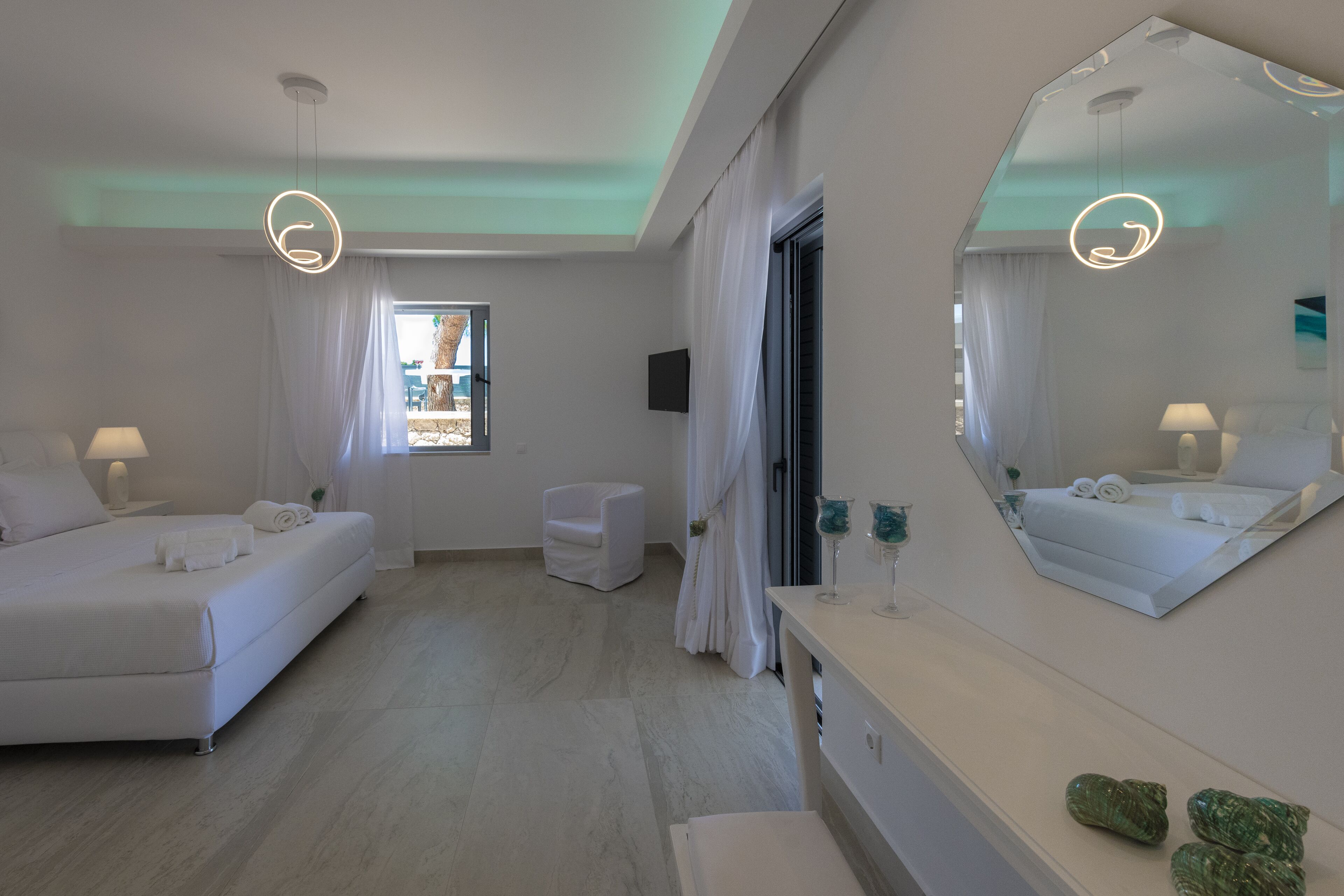 5 habitaciones, caja de seguridad en la habitación y escritorio 