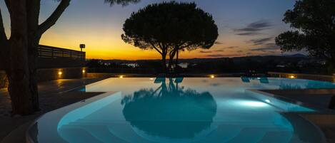 Piscine extérieure, piscine à débordement, chaises longues