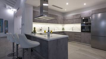 Geladeira, micro-ondas, fogão, cooktop