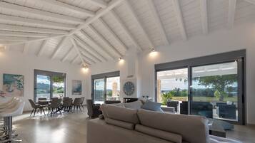 Una Smart TV, una chimenea, un futbolín, una mesa de tenis de mesa