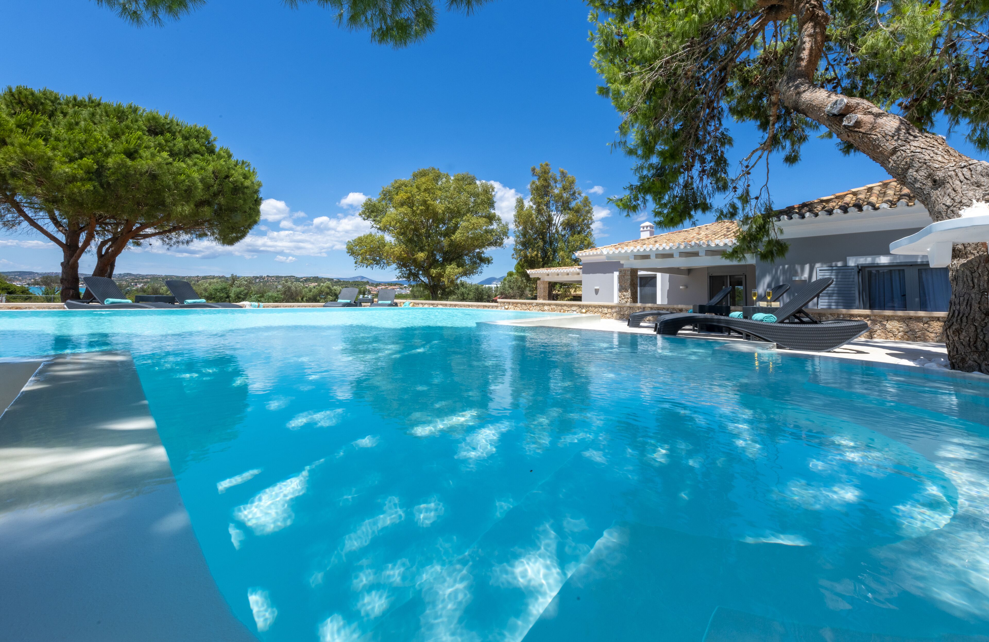 Piscine extérieure, piscine à débordement, chaises longues