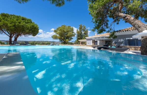 Ulkouima-allas, ääretön uima-allas, aurinkotuoleja