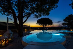 Outdoor pool, an infinity pool, sun loungers - 
EXCEPTIONAL VILLA AMETHYST WITH PRIVATE POOL & STUNNING VIEWS TO PORTO HELI (8584+2M Porto Cheli, Greece)