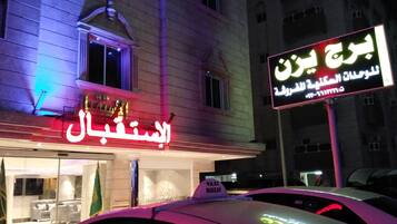 Fassade der Unterkunft – Abend/Nacht