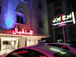 Fassade der Unterkunft – Abend/Nacht