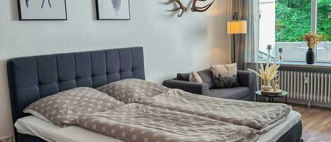 Tabla de planchar con plancha, wifi gratis y ropa de cama