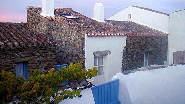 A traditional white-washed building with stone walls and a tiled roof. - Typical house in Saint Sauveur (L'Île-d'Yeu)