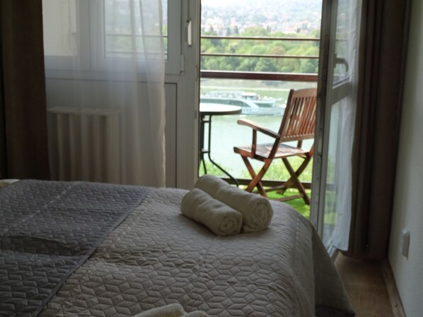 2 chambres, fer et planche à repasser, Wi-Fi, draps fournis