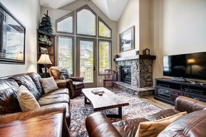 Een televisie, een open haard en een stereo