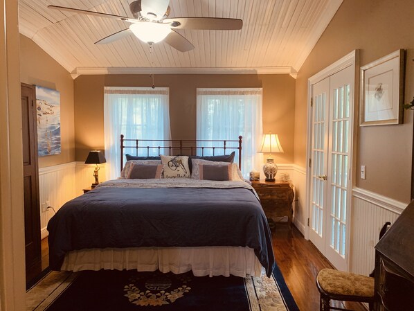 3 habitaciones, escritorio, tabla de planchar con plancha y wifi gratis 