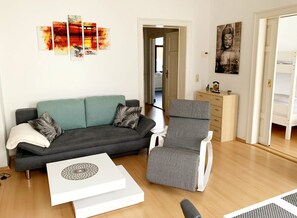 Fernseher, Videospiele, DVD-Player, Bücher