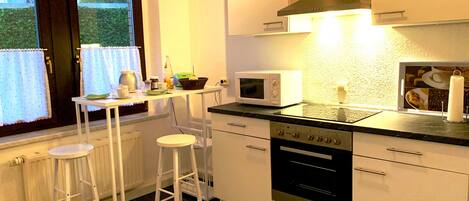 Réfrigérateur, four à micro-ondes, un four, surface de cuisson