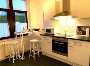 Kylskåp, mikrovågsugn, ugn och spishäll