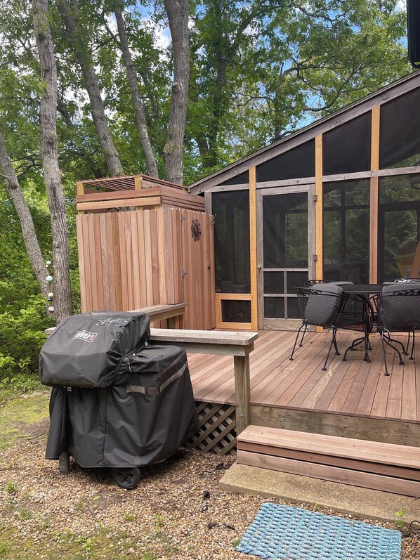 Outdoor dining - Vineyard Haven, Close to town and Lake Tashmoo (Vineyard Haven)