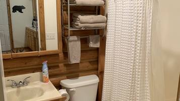 Ensemble douche/baignoire, serviettes fournies, papier toilette