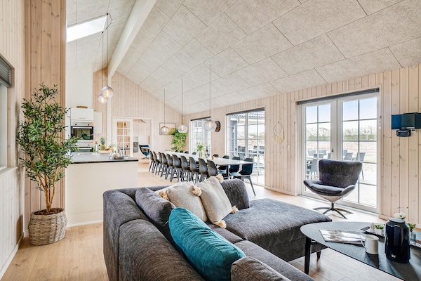Tv, pejs, dvd-afspiller, bordfodbold
