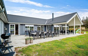 Outdoor dining - Cozy home in Nørre Nebel with sauna (Nørre Nebel)