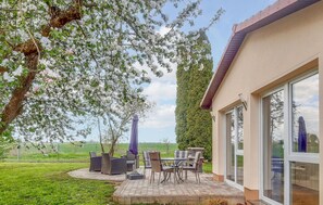 Outdoor dining - 2 bedroom awesome home in Behrenhoff (Behrenhoff)