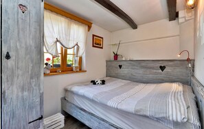 1 dormitori, un bressol de viatge, wifi gratuïta i roba de llit 