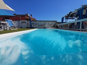 Una piscina al aire libre