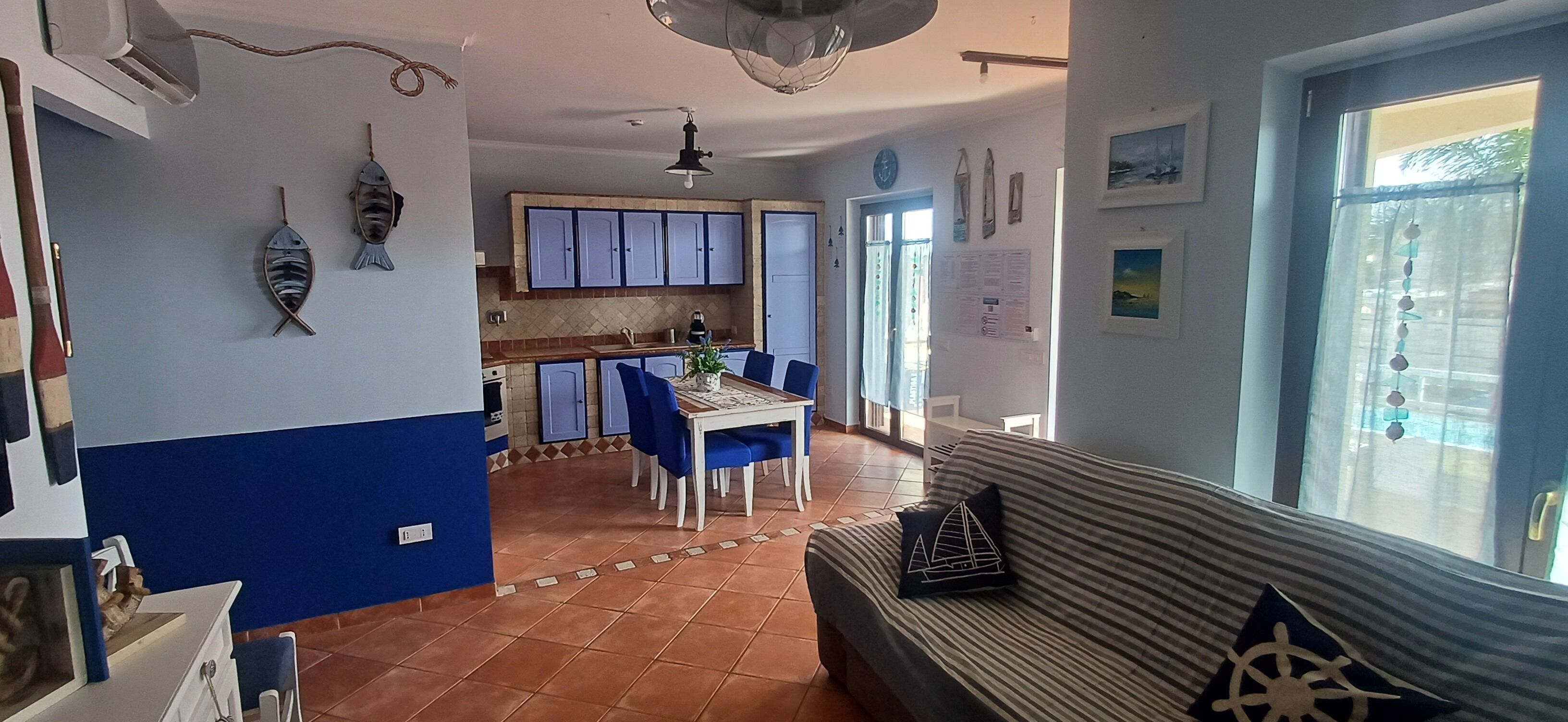 Smart TV, lettore DVD, libri, videoteca