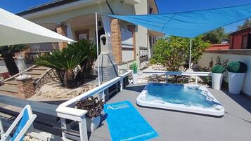 Outdoor spa tub