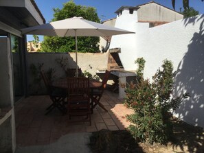 Outdoor dining - Villa and pool near the sea (Lattes)
