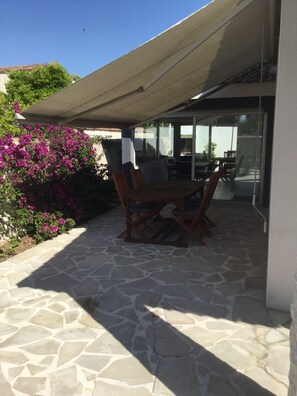 Outdoor dining - Villa and pool near the sea (Lattes)