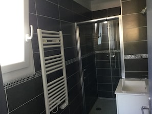 Bathtub, hair dryer, towels, toilet paper - Villa and pool near the sea (Lattes)
