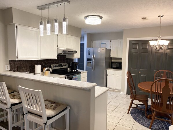 Refrigerador, microondas, horno y parrilla de estufa