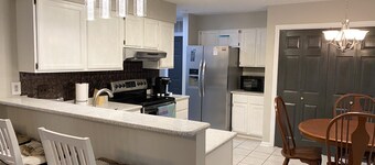 West Knoxville’s Modern Home Dog Friendly-Crib Easy Access UT-Airport-Oak Ridge