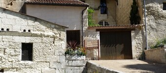 Pretty stone house with swimming pool in magnificent agricultural area