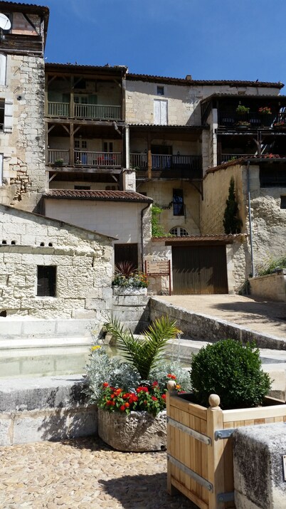 Pretty stone house with swimming pool in magnificent agricultural area