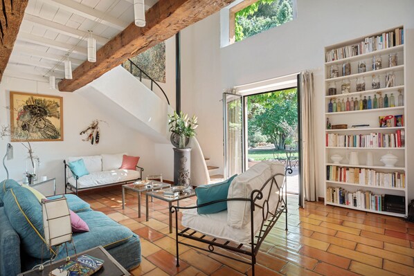 TV, DVD player, books, stereo