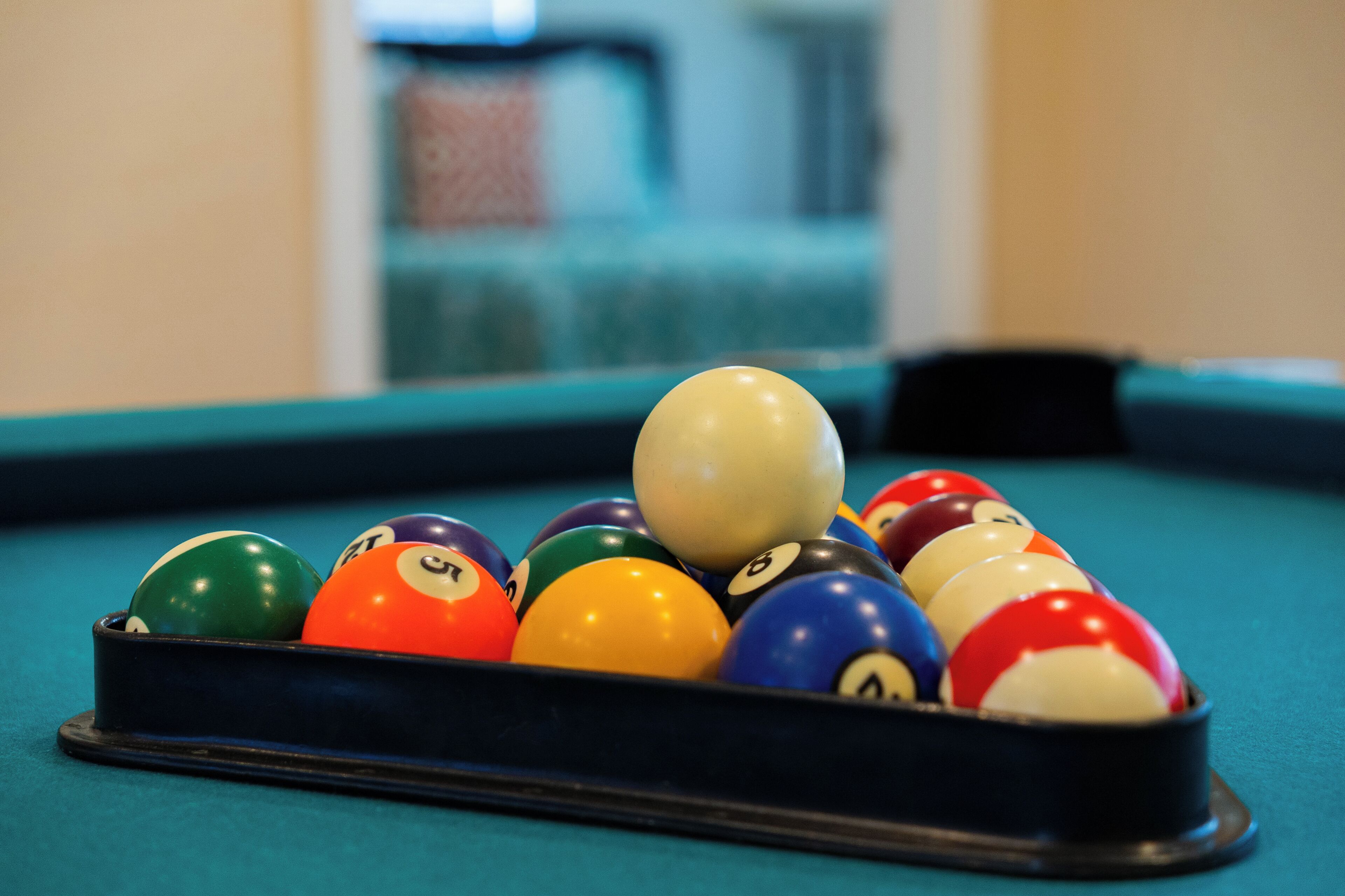 Une table de billard avec un triangle de billes.