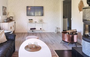 Tv, eldstad och bordsfotboll