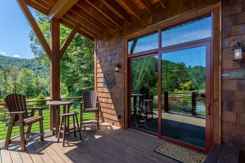 Red Wolf Chalet -Tiny Home with Eagles Nest amenities, private fire pit, pet friendly