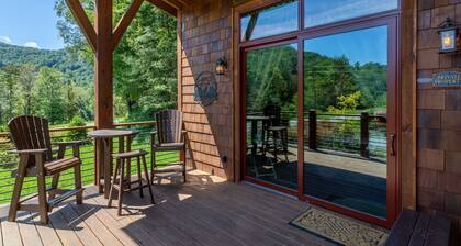 Red Wolf Chalet -Tiny Home with Eagles Nest amenities, private fire pit, pet friendly