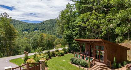 Red Wolf Chalet -Tiny Home with Eagles Nest amenities, private fire pit, pet friendly