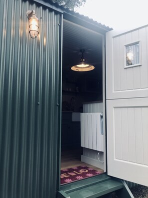 Exterior - Stylish shepherd's hut, 10 mins walk from beach and village (Milford on Sea)