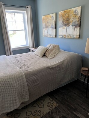 4 bedrooms, iron/ironing board, WiFi, bed sheets