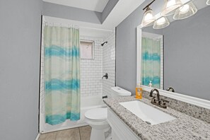 Bathtub, jetted tub, hair dryer, towels - Pool-Outdoor Kitchen, Pool table,Spa, Sleeps 12. Weekly & Monthly discounts. (Houston)